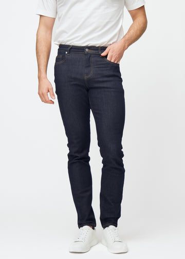 Dyb mørkeblå denim jeans til mænd i farven Midnights med slim pasform, der sidder naturligt ved hoften og følger benene tættere, set forfra.