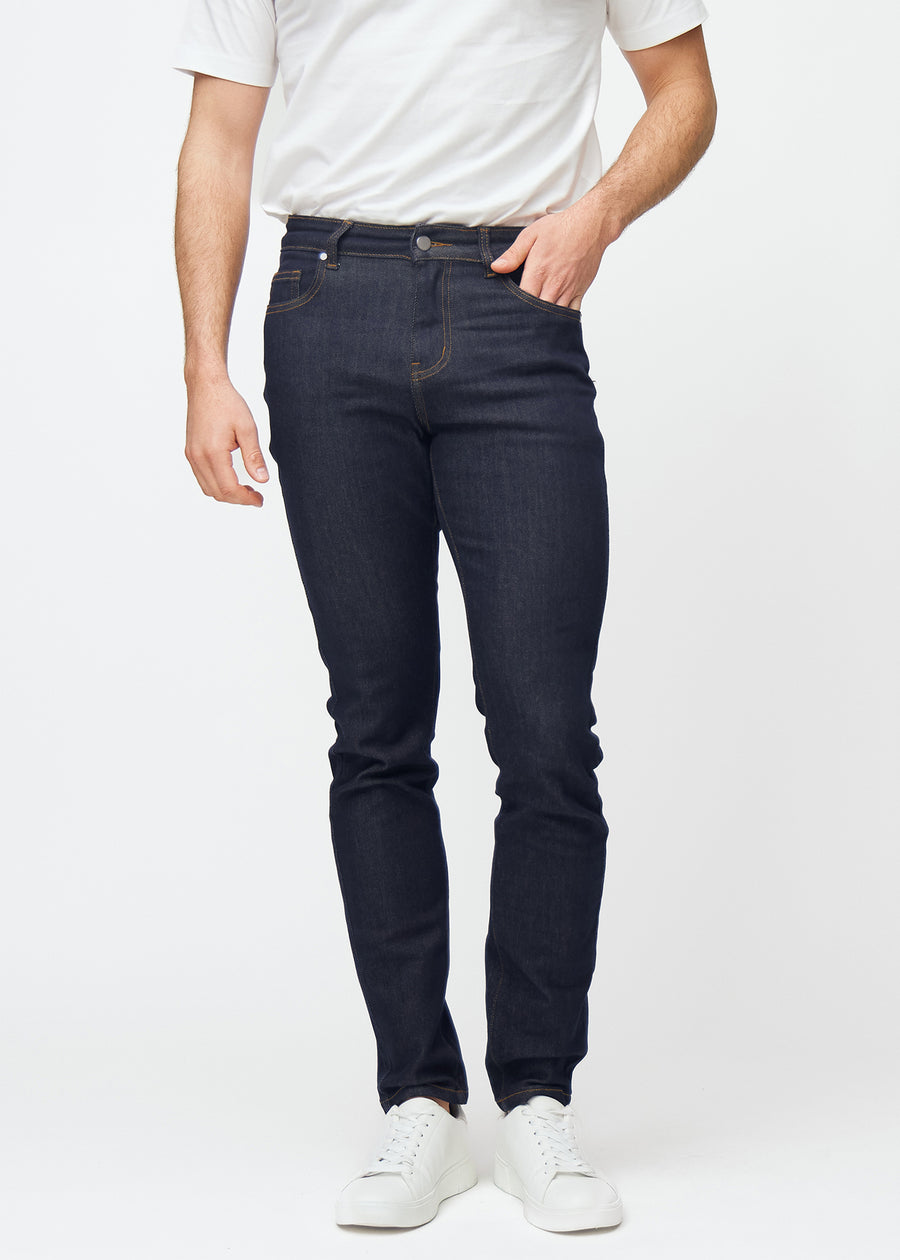 Dyb mørkeblå denim jeans til mænd i farven Midnights med slim pasform, der sidder naturligt ved hoften og følger benene tættere, set forfra.