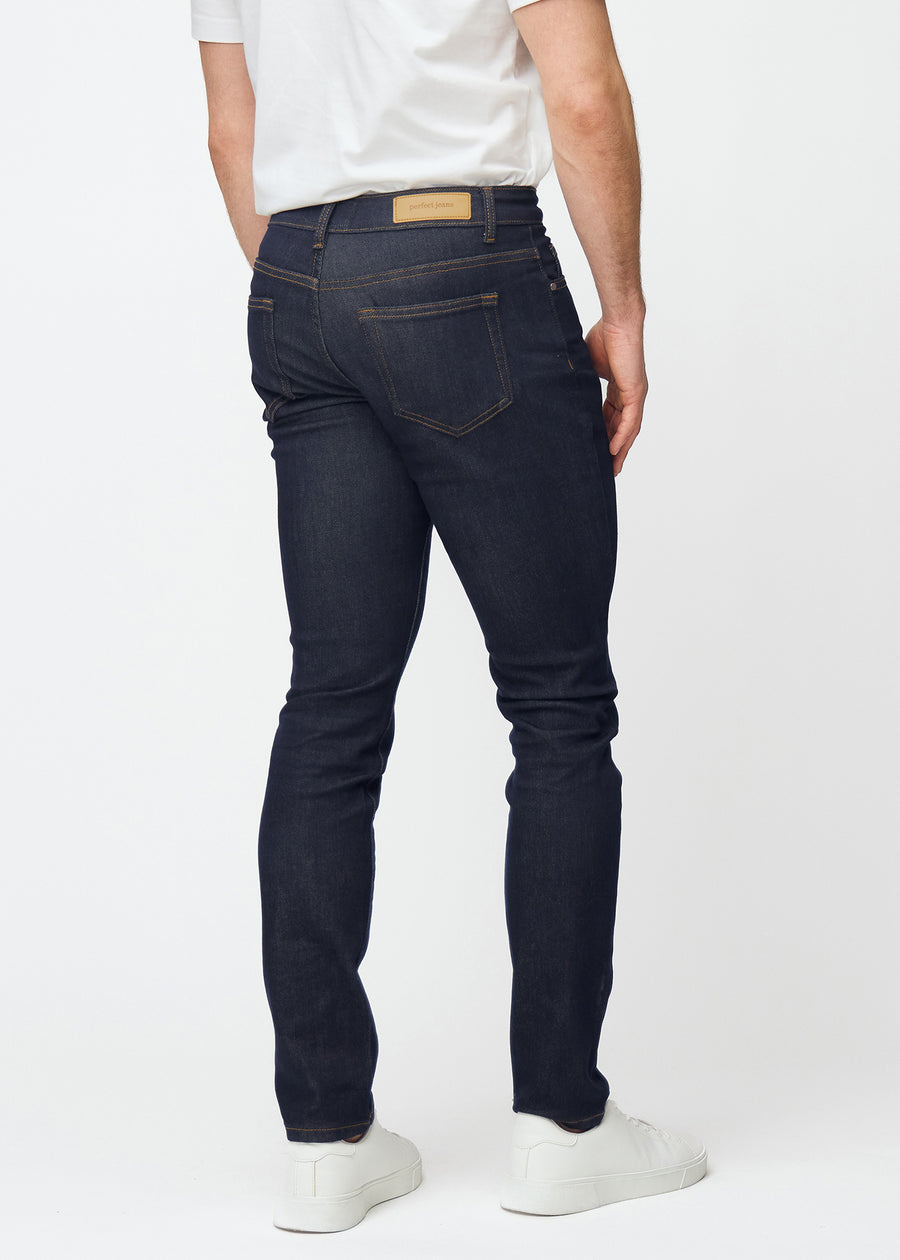 Dyb mørkeblå denim jeans til mænd i farven Midnights set bagfra, så pasformen kan ses.
