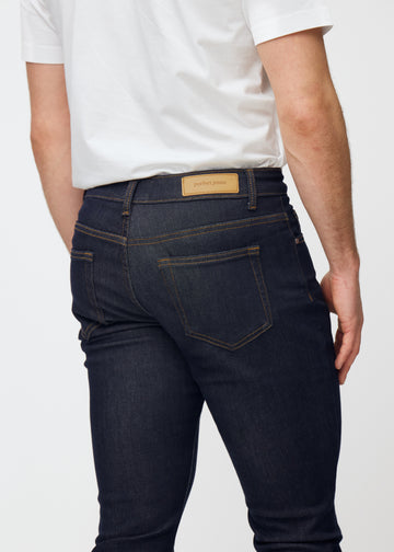 Dyb mørkeblå denim jeans til mænd i farven Midnights set bagfra tæt på for at vise pasform og detaljer.