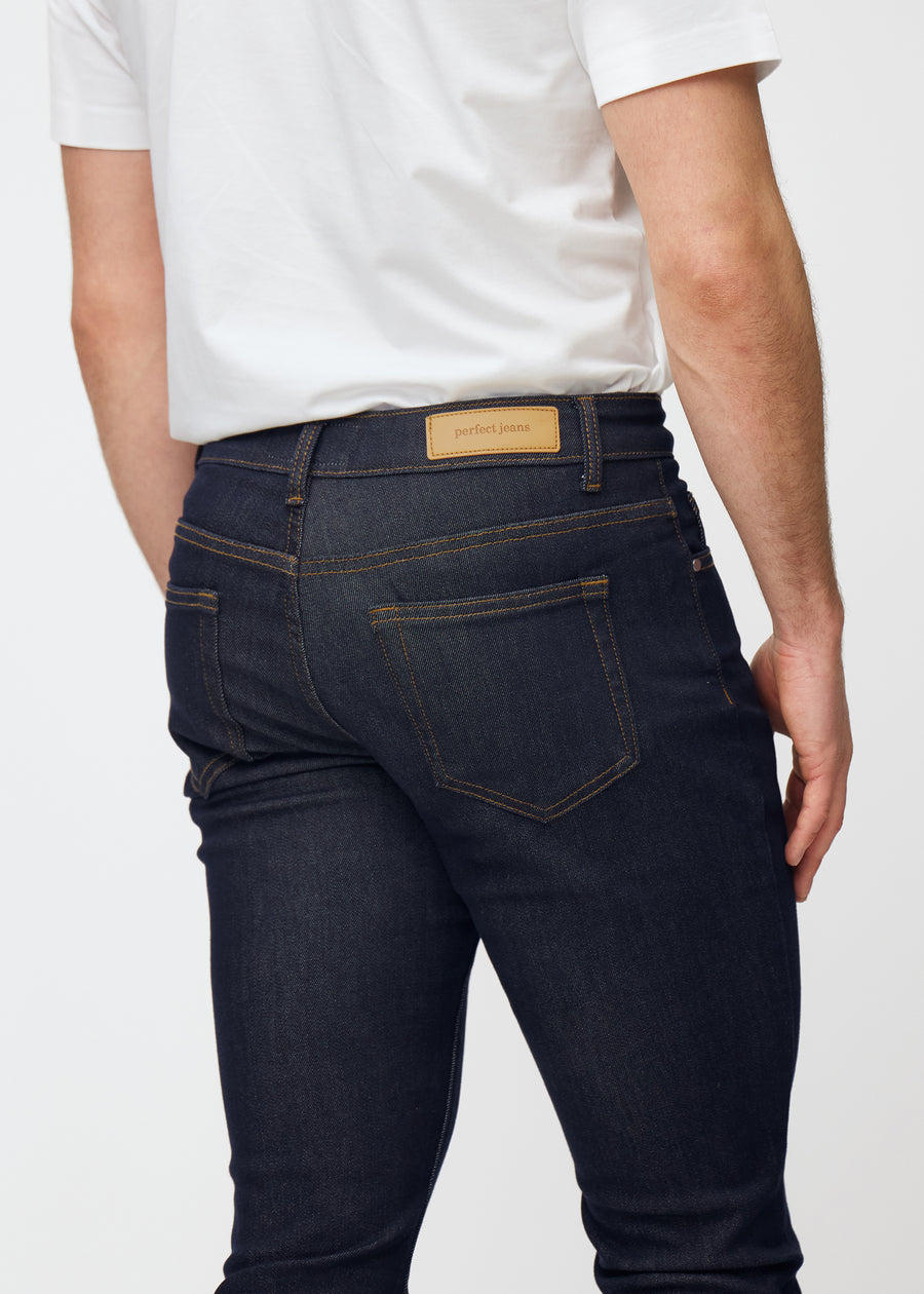 Dyb mørkeblå denim jeans til mænd i farven Midnights set bagfra tæt på for at vise pasform og detaljer.
