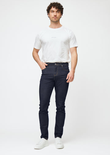 Fuldt billede af model i dyb mørkeblå denim jeans til mænd i farven Midnights med slim pasform.