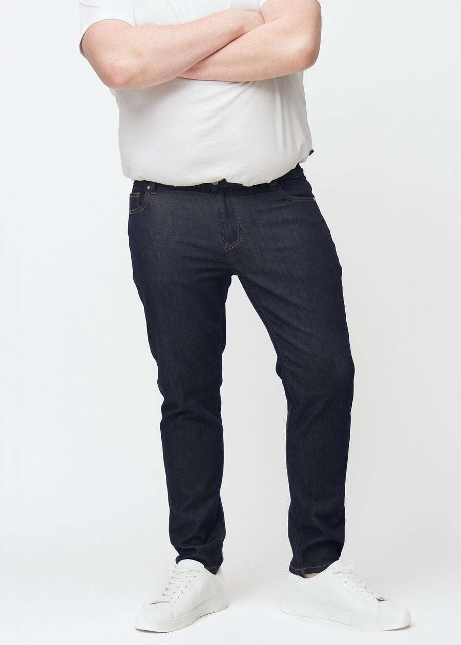 Dyb mørkeblå denim jeans til mænd i farven Midnights med slim pasform set forfra på plus-size model.