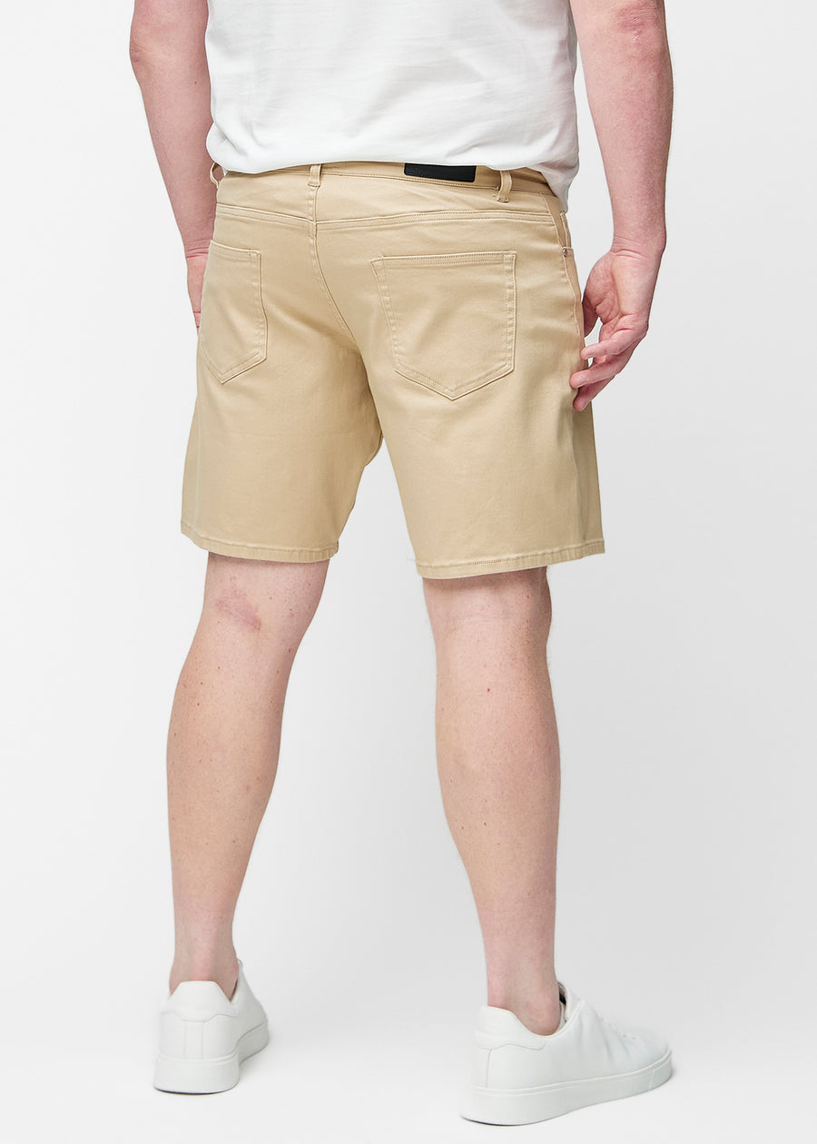 Beige shorts til mænd i farven Gazelles set bagfra på plus-size model.