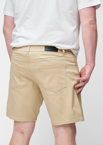 Beige shorts til mænd i farven Gazelles set bagfra tæt på på plus-size model.