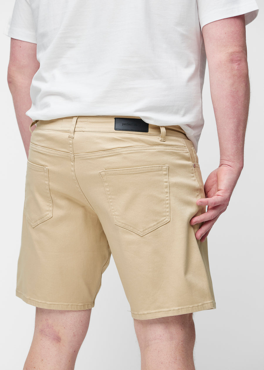 Beige shorts til mænd i farven Gazelles set bagfra tæt på på plus-size model.