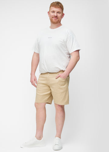Fuldt billede af plus-size model i beige shorts til mænd i farven Gazelles med regular pasform.