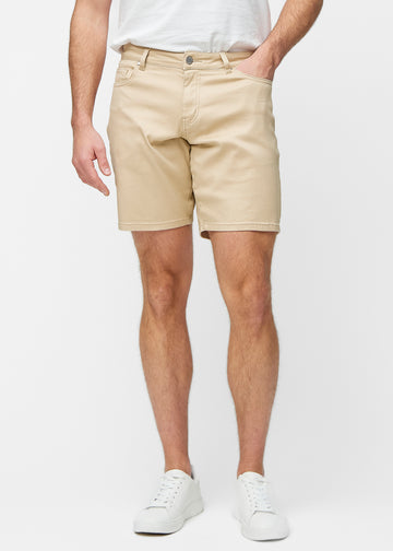 Beige shorts til mænd i farven Gazelles med regular pasform, der sidder naturligt ved hoften og giver luft omkring lårene, set forfra.
