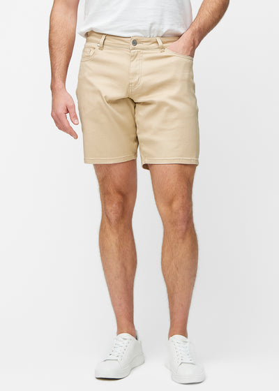 Beige shorts til mænd i farven Gazelles med regular pasform, der sidder naturligt ved hoften og giver luft omkring lårene, set forfra.
