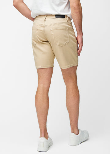 Beige shorts til mænd i farven Gazelles set bagfra, så længden til lige over knæet kan ses.