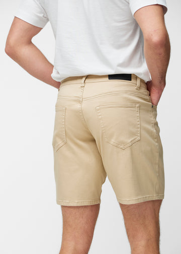 Beige shorts til mænd i farven Gazelles set bagfra tæt på for at vise pasform og detaljer.