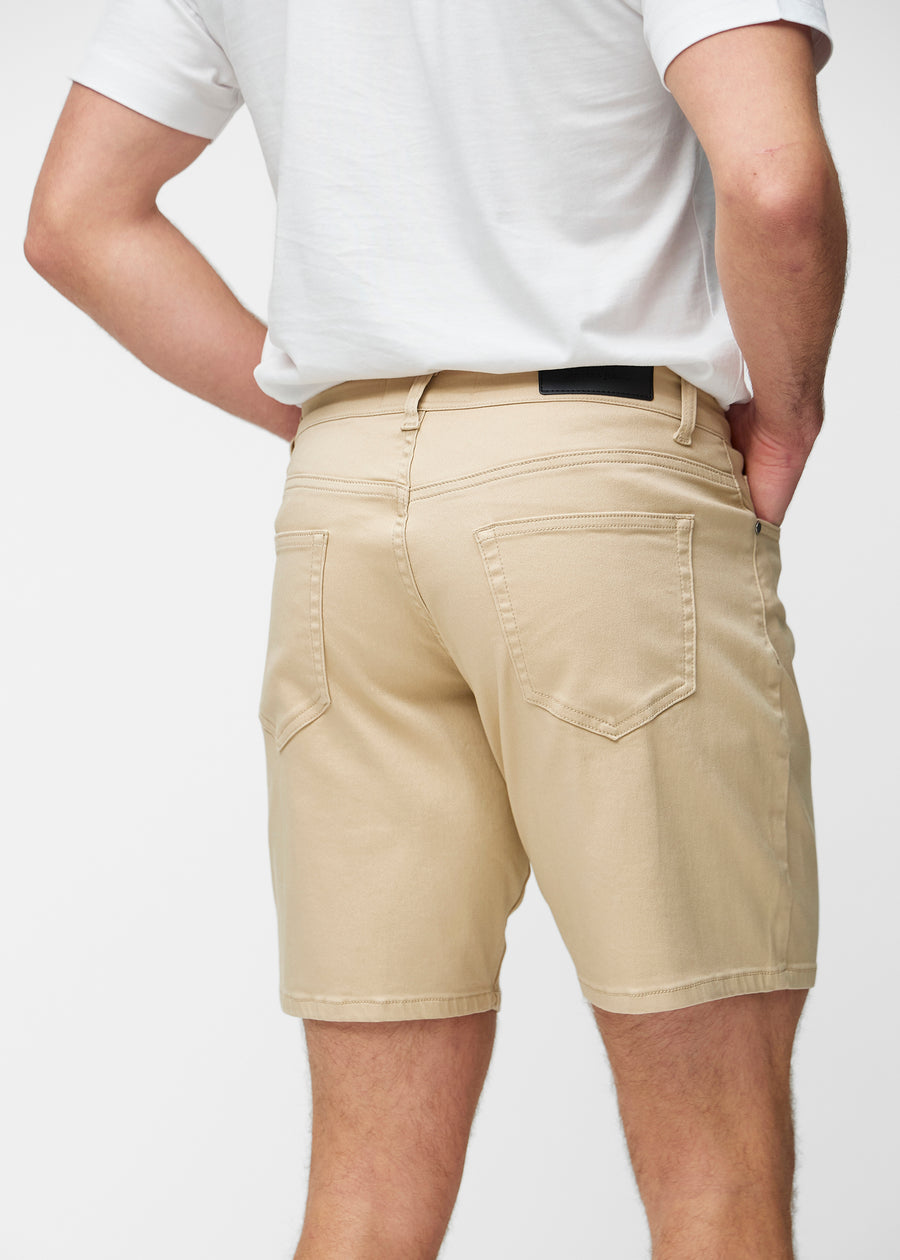 Beige shorts til mænd i farven Gazelles set bagfra tæt på for at vise pasform og detaljer.