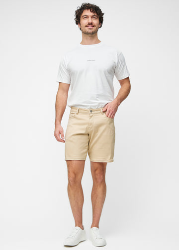 Fuldt billede af model i beige shorts til mænd i farven Gazelles med regular pasform.