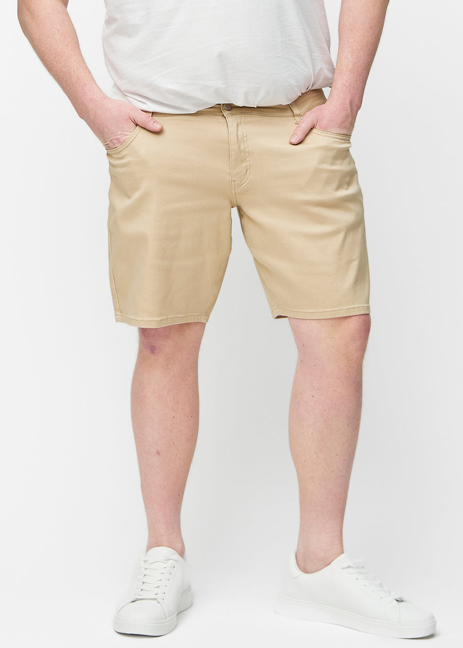 Beige shorts til mænd i farven Gazelles med regular pasform set forfra på plus-size model.