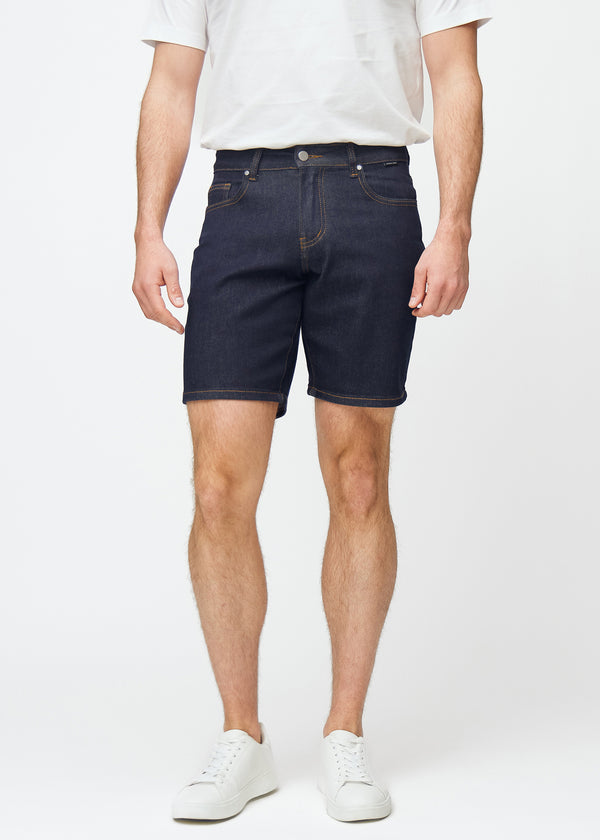 Dyb mørkeblå denim shorts til mænd i farven Midnights med regular pasform, der sidder naturligt ved hoften og giver luft omkring lårene, set forfra.