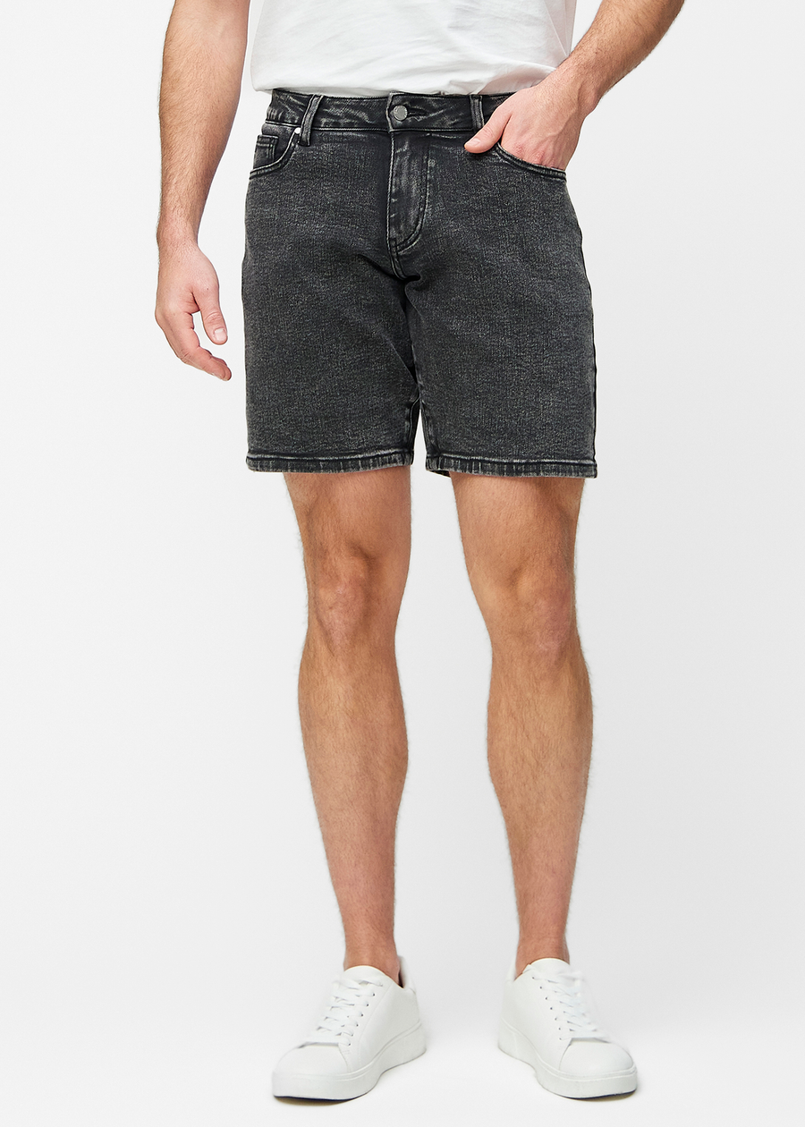 Mørkegrå denim shorts til mænd i farven Shadows med regular pasform, der sidder naturligt ved hoften og giver luft omkring lårene, set forfra.