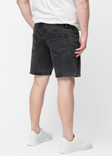 Mørkegrå denim shorts til mænd i farven Shadows set bagfra på plus-size model.