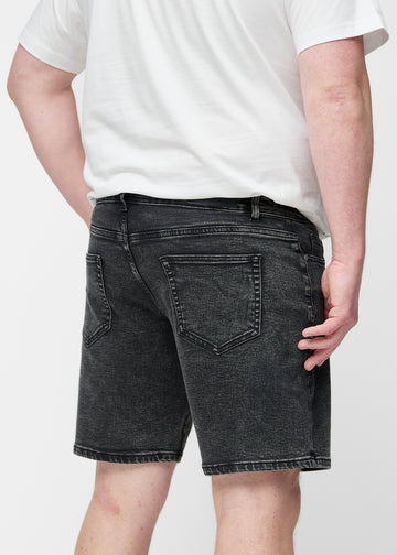 Mørkegrå denim shorts til mænd i farven Shadows set bagfra tæt på på plus-size model.