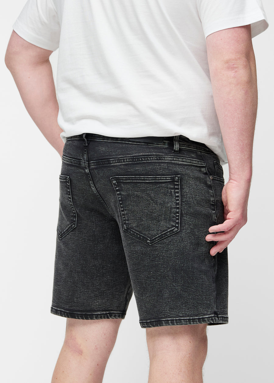 Mørkegrå denim shorts til mænd i farven Shadows set bagfra tæt på på plus-size model.