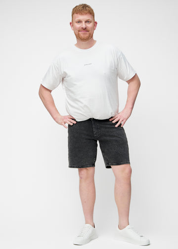 Fuldt billede af plus-size model i mørkegrå denim shorts til mænd i farven Shadows med regular pasform.