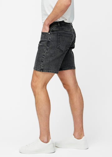 Mørkegrå denim shorts til mænd i farven Shadows med regular pasform set fra siden på model.