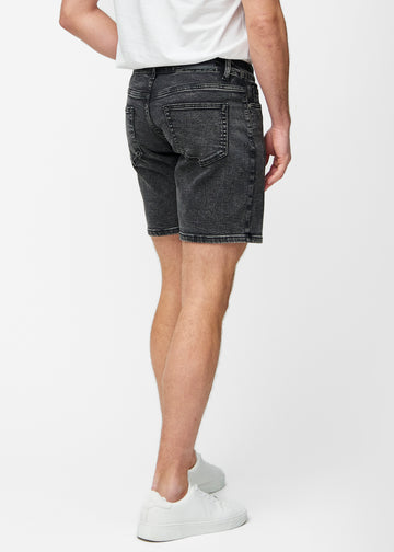 Mørkegrå denim shorts til mænd i farven Shadows set bagfra, så længden til lige over knæet kan ses.