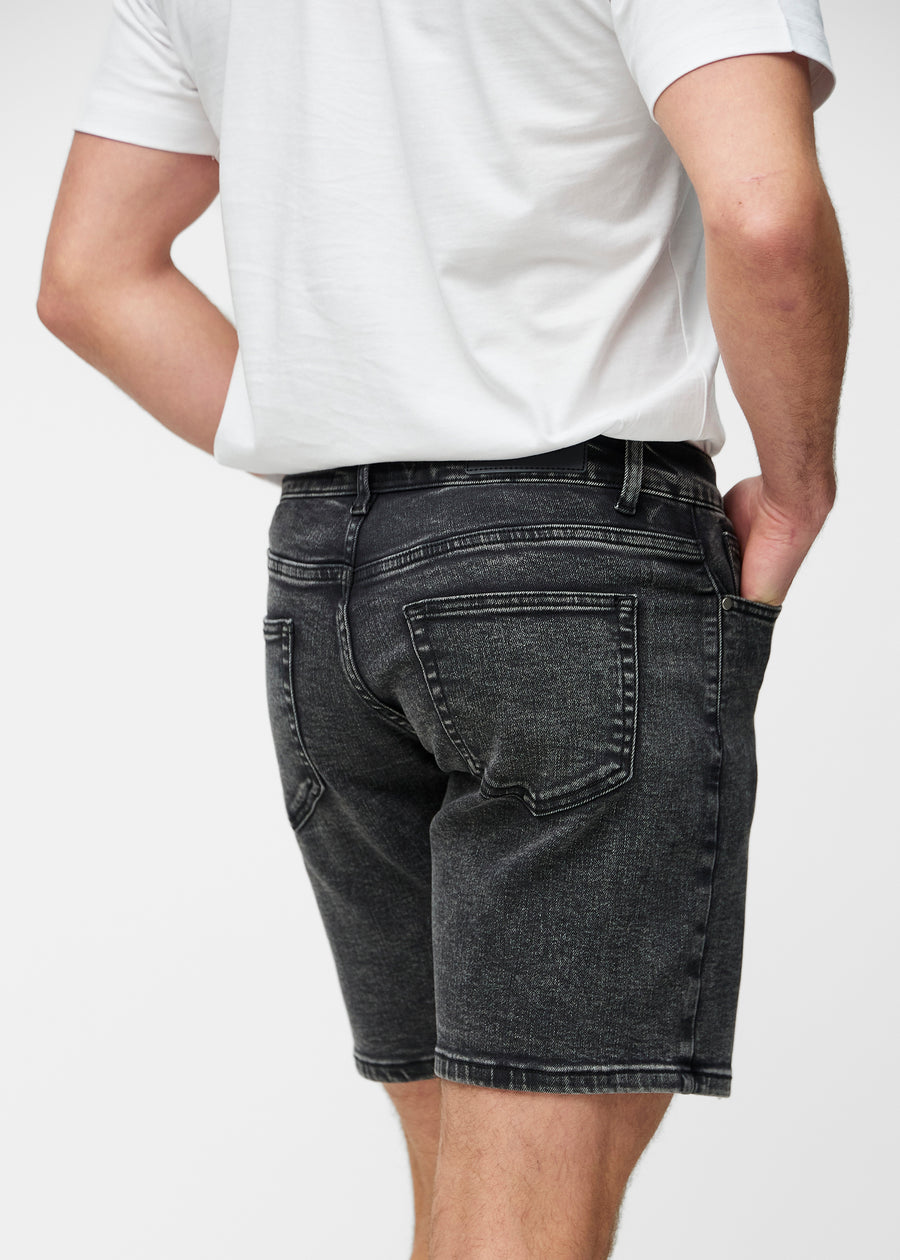 Mørkegrå denim shorts til mænd i farven Shadows set bagfra tæt på for at vise pasform og detaljer.