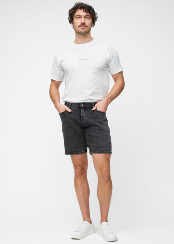Fuldt billede af model i mørkegrå denim shorts til mænd i farven Shadows med regular pasform.