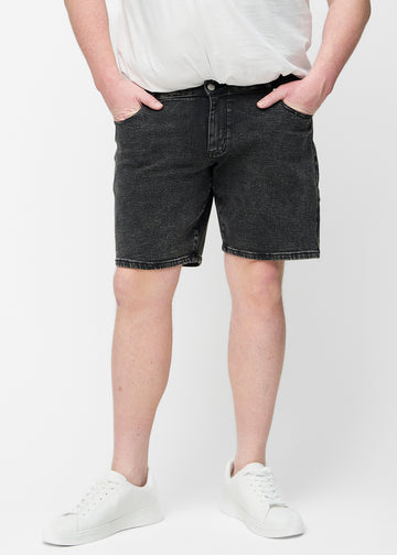 Mørkegrå denim shorts til mænd i farven Shadows med regular pasform set forfra på plus-size model.