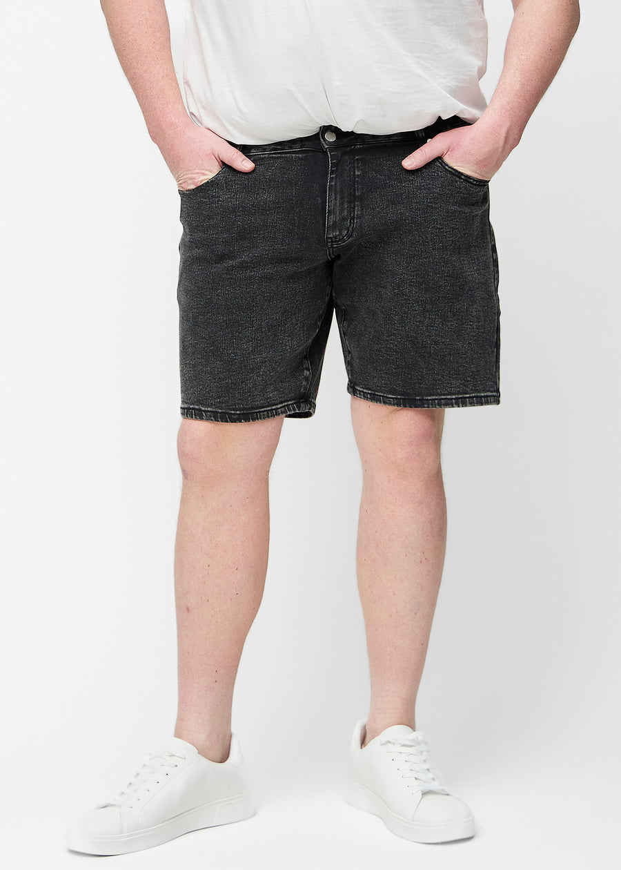 Mørkegrå denim shorts til mænd i farven Shadows med regular pasform set forfra på plus-size model.