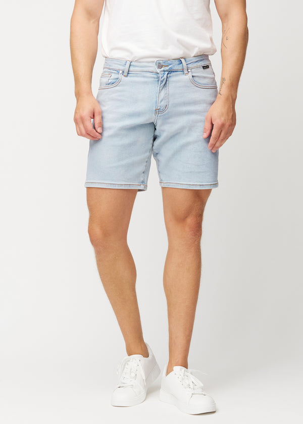 Lyseblå denim shorts til mænd i farven Waves med regular pasform, der sidder naturligt ved hoften og giver luft omkring lårene, set forfra.