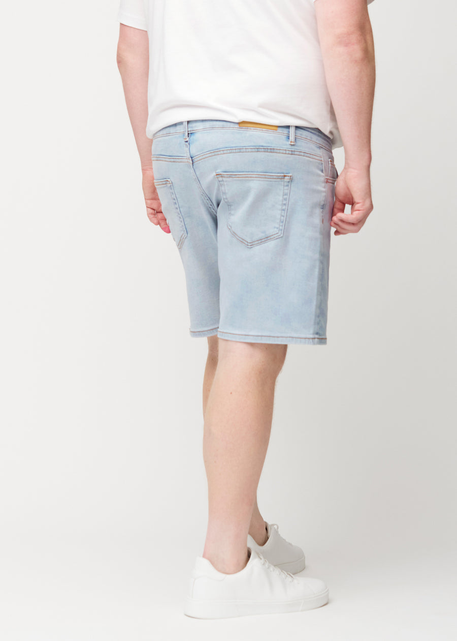 Lyseblå denim shorts til mænd i farven Waves set bagfra på plus-size model, så længden til lige over knæet kan ses.