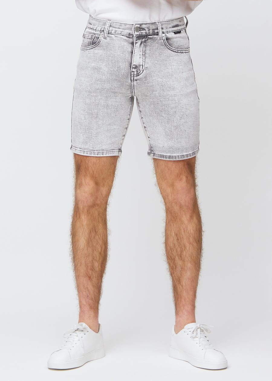 Lysegrå denim middle-slim shorts, som sidder lige langs låret og slutter lige over knæet, set forfra.