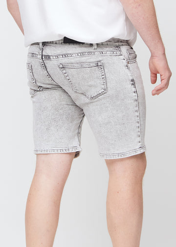 Lysegrå denim middle-regular shorts set bagfra tæt på en plus-size model for at vise detaljer.