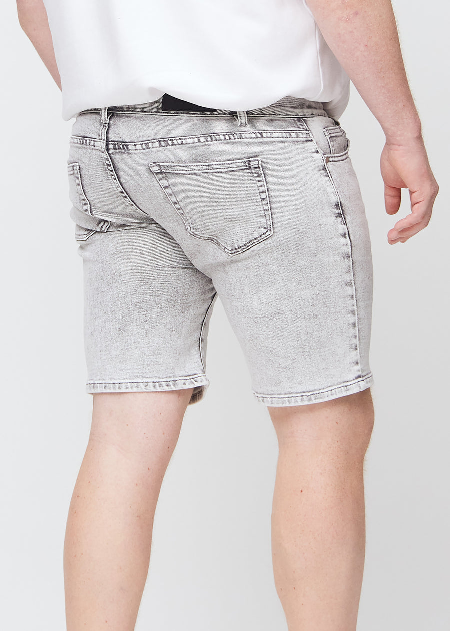 Lysegrå denim middle-regular shorts set bagfra tæt på en plus-size model for at vise detaljer.