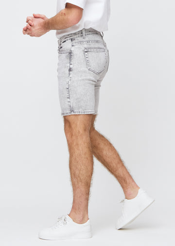 Lysegrå denim middlelslim shorts set fra siden på model.
