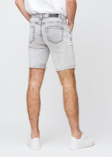 Lysegrå denim middle-slim shorts set bagfra, så man kan se hele produktet.