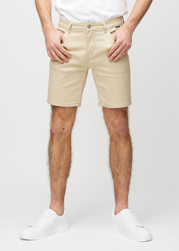 Beige middle-slim shorts, som sidder lige langs låret og slutter lige over knæet, set forfra.