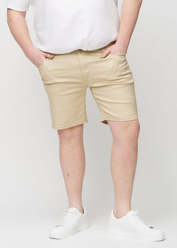 Beige middle-slim shorts, som sidder lige langs låret og slutter lige over knæet på en plus-size model, set forfra.