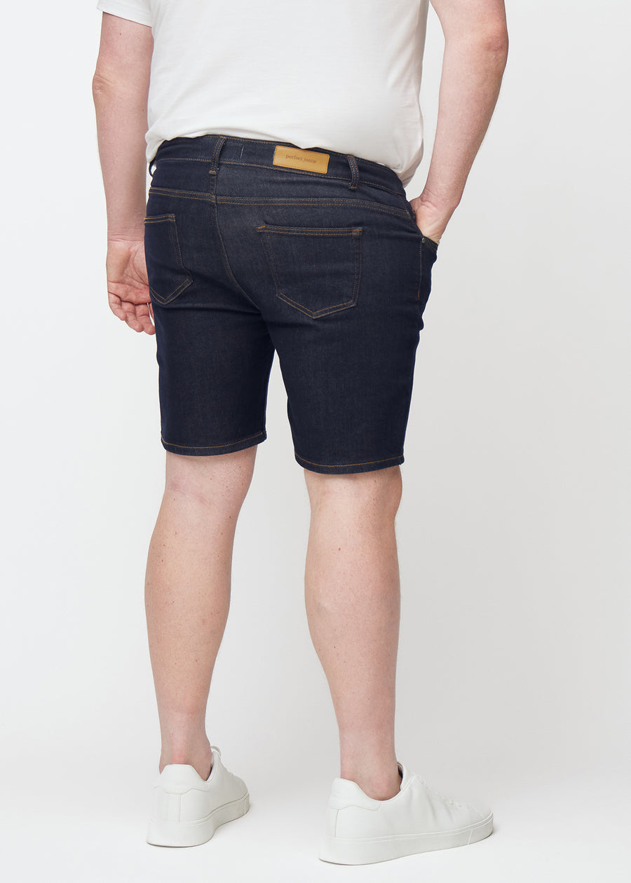 Dyb mørkeblå denim shorts til mænd i farven Midnights set bagfra på plus-size model.