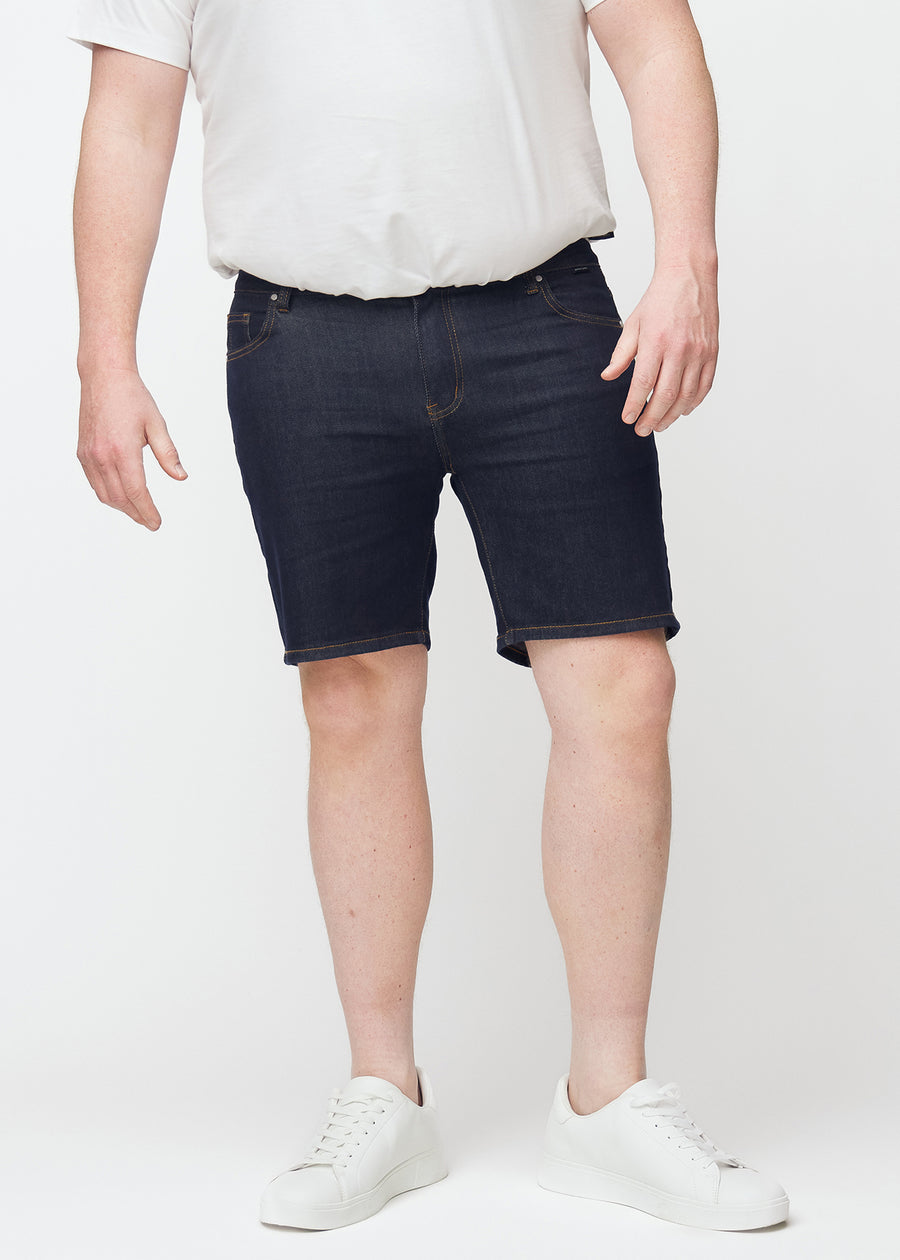 Dyb mørkeblå denim shorts til mænd i farven Midnights med slim pasform set forfra på plus-size model.