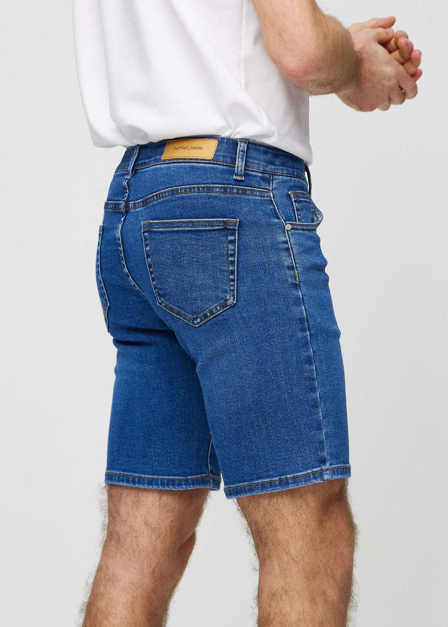 Mørk denim middle-slim shorts set bagfra tæt på for at vise detaljer.