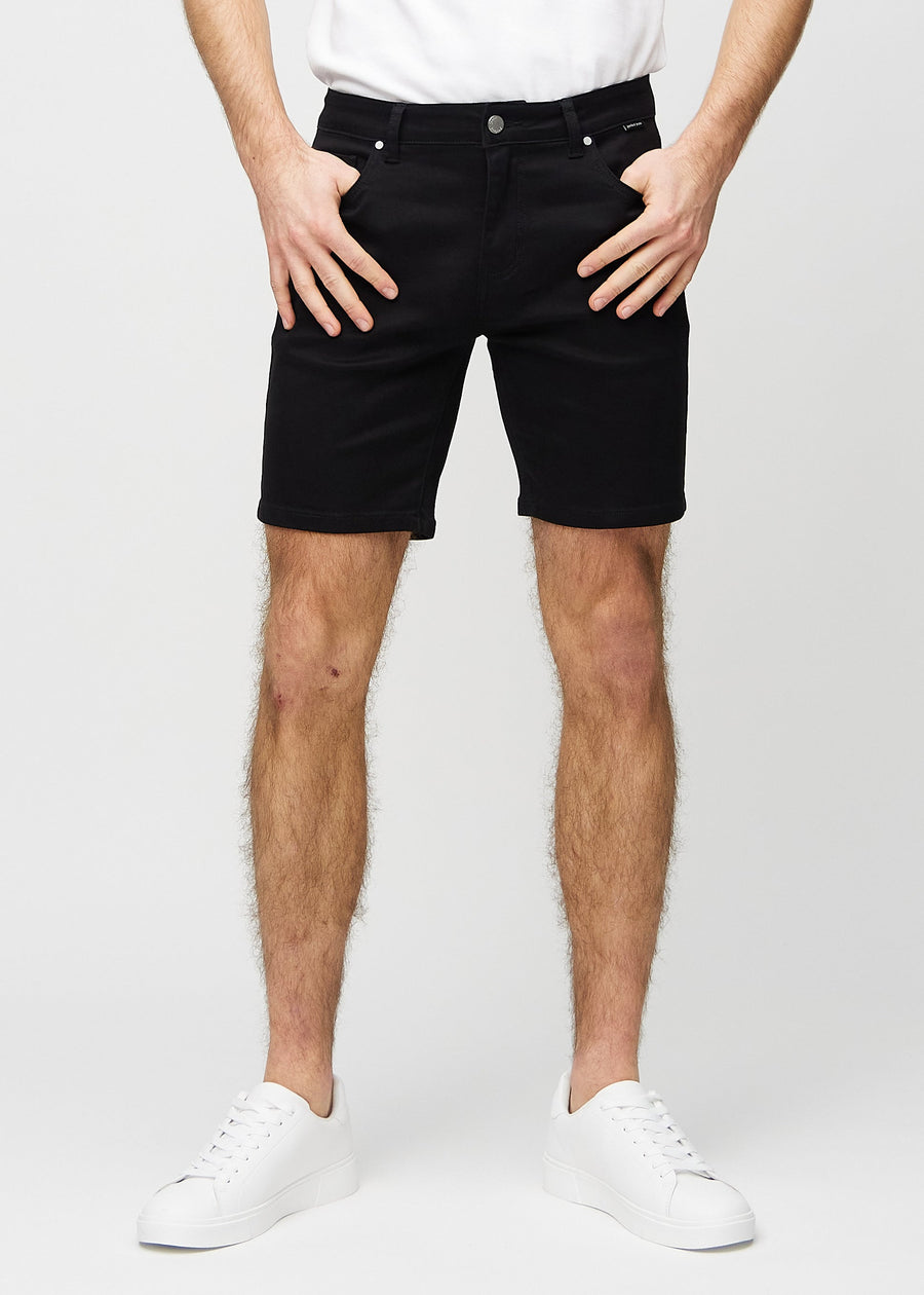Sorte middle-slim shorts, som sidder lige langs låret og slutter lige over knæet, set forfra.