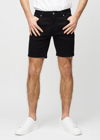 Sorte middle-slim shorts, som sidder lige langs låret og slutter lige over knæet, set forfra.