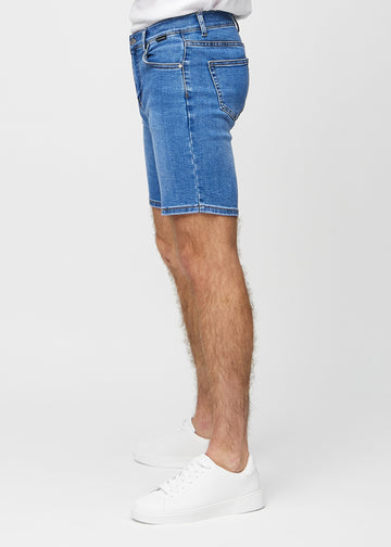 Denim middle-slim shorts set fra siden på model.