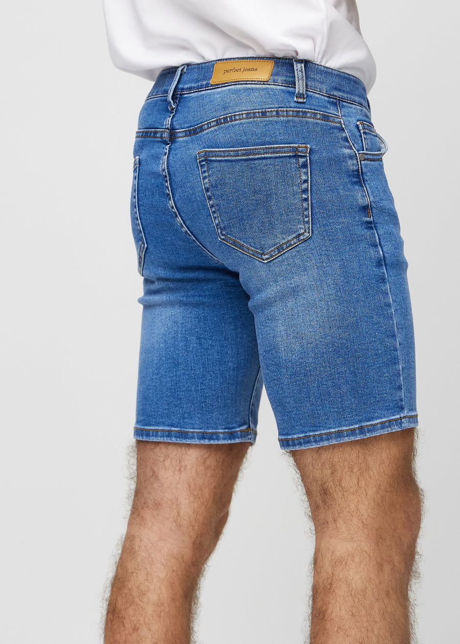 Denim middle-slim shorts set bagfra tæt på for at vise detaljer.