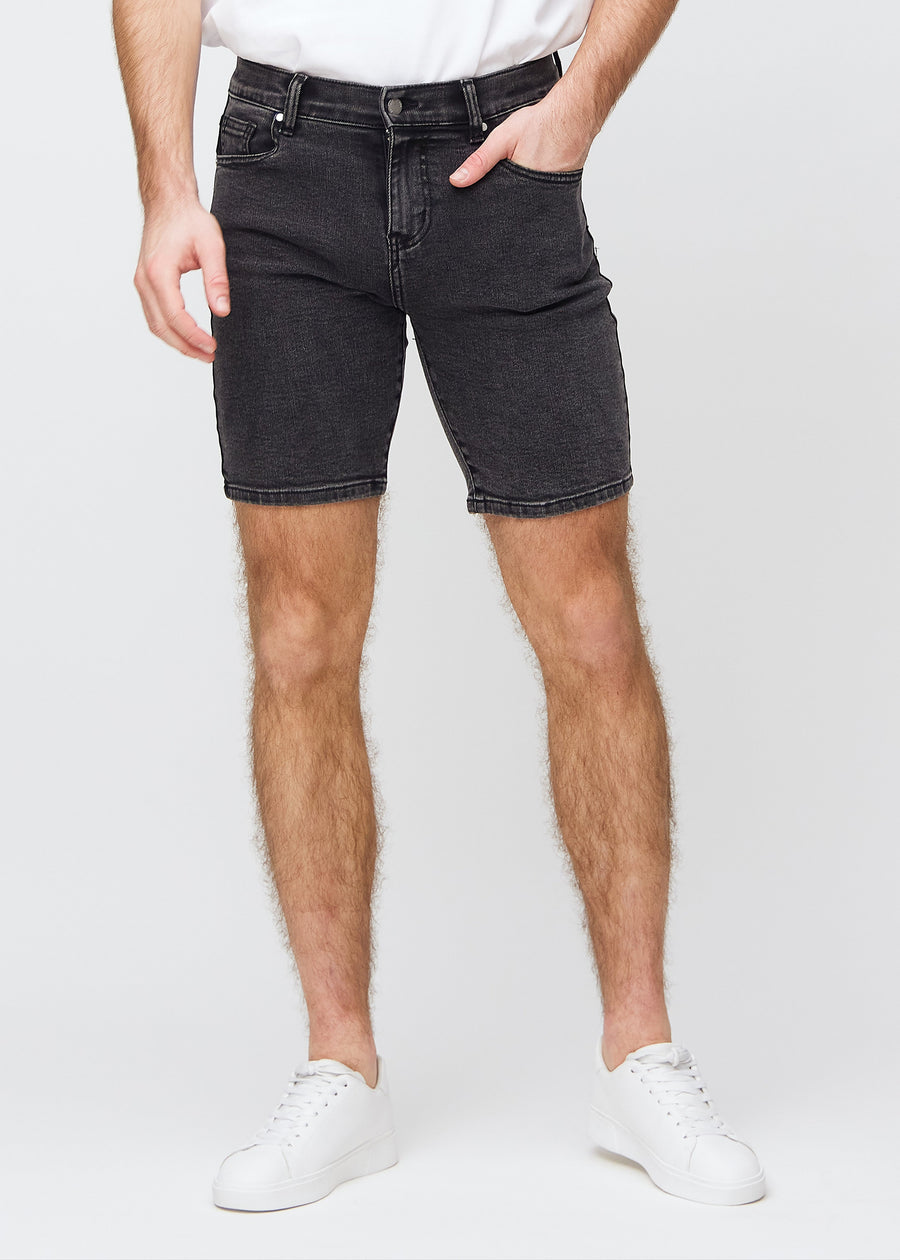 Mørkegrå denim middle-slim shorts, som sidder lige langs låret og slutter lige over knæet, set forfra.