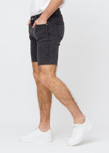 Mørkegrå denim middle-slim shorts set fra siden på model.