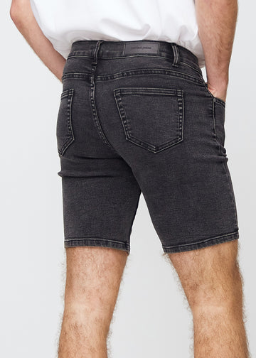 Mørkegrå denim middle-slim shorts set bagfra tæt på for at vise detaljer.