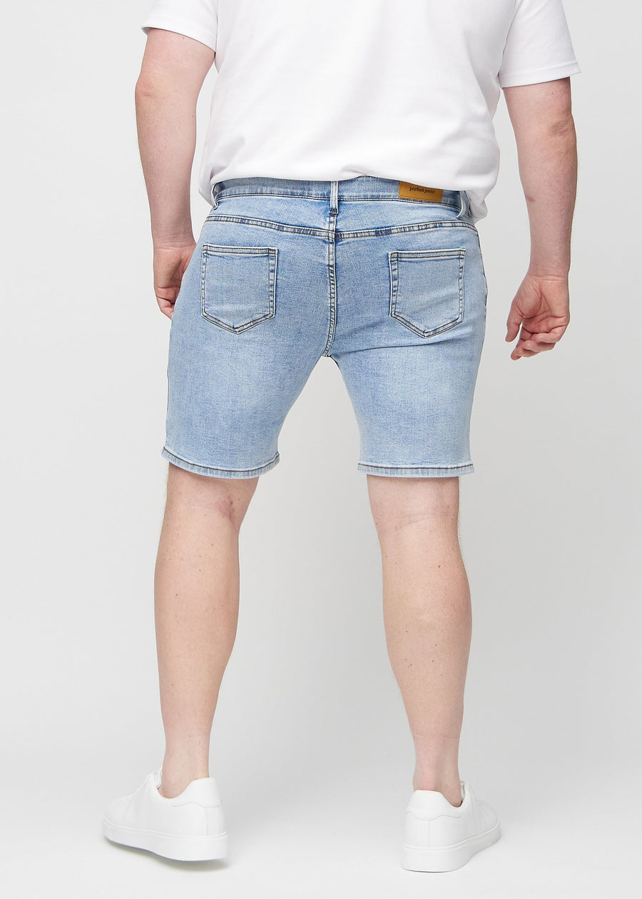 Lys denim middle-slim shorts set bagfra på en plus-size model, så man kan se hele produktet.